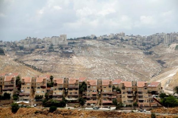 Houses are seen in the West Bank Jewish settlement of Maale Adumim as the Palestinian village of Al-Eizariya is seen in the background May 24, 2016. REUTERS/Baz Ratner