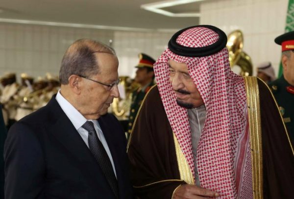 Saudi King Salman bin Abulaziz Al-Saud chats with Lebanon's President Michel Aoun (L) in Riyadh, Saudi Arabia, January 10, 2017. Dalati Nohra/Handout via Reuters