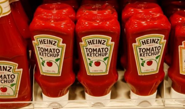 Bottles of Heinz tomato ketchup of U.S. food company Kraft Heinz are offered at a supermarket of Swiss retail group Coop in Zumikon, Switzerland December 13, 2016.  REUTERS/Arnd Wiegmann