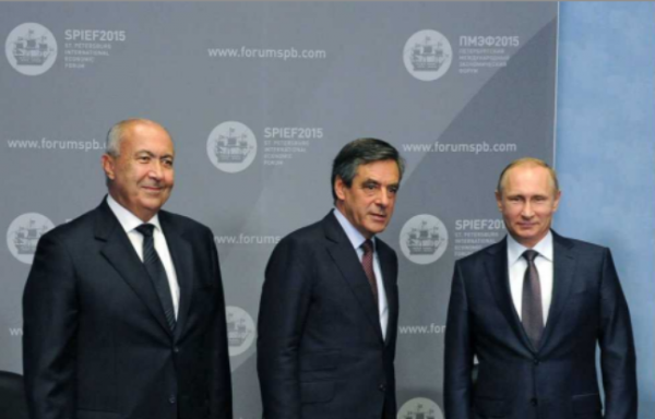 Lebanese businessman Fouad Makhzoumi ( L) is shown with French presidential candidate François Fillon (C) and Russian president Vladimir Putin