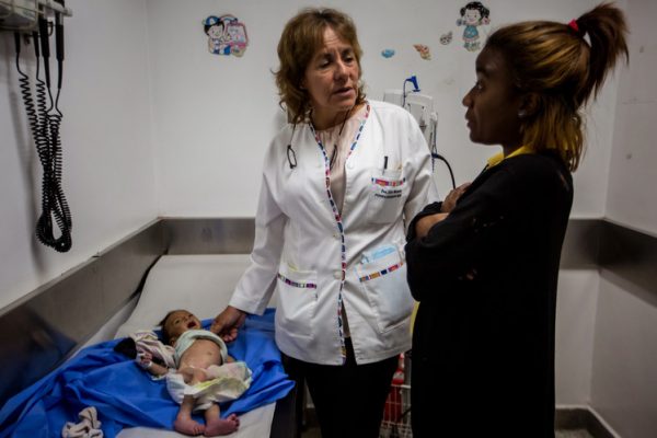 Dr. Livia Machado tells Keithy Olivo, 19 years old, about the severe malnutrition of Ms. Olivo’s baby daughter, Thaikelys, at the Domingo Luciani Hospital in Caracas. PHOTO: MIGUEL GUTIÉRREZ FOR THE WALL STREET JOURNAL