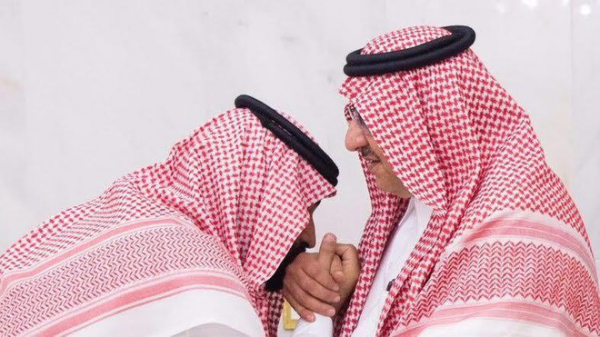 Former Crown Prince Mohammed bin Nayef (R) pledging allegiance to  the new Crown prince  Mohammed bin Salman who knelt and kissed his older cousin's hand.