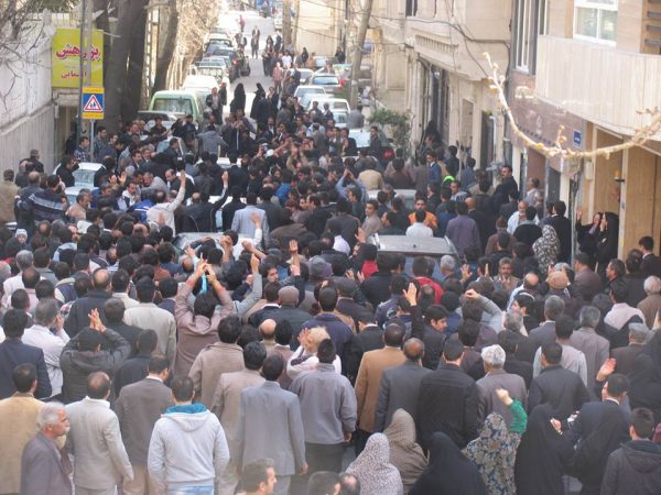 Supporters of Sufi leader Noor Ali Tabandeh gathered around his house to defend their leader.   