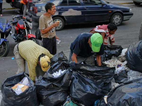 starving-venezuelans-dig-through-garbage-for-food-twitter-640x480