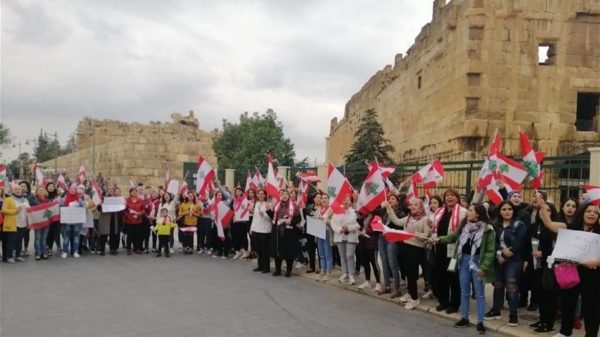 Lebanese women in Baalbek staged a peaceful protest near the entrance of the city’s ruins, raising the slogan “Baalbek the city of peace” and holding white roses as a peace sign. The protesters chanted slogans rejecting sectarianism and raising a series of demands including fighting corruption, prosecuting corrupt persons, ending the waste of public funds, recovery of stolen funds and implementing development projects in the city of Baalbek.