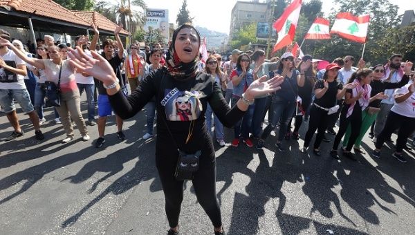 Demonstrators march during an anti-government protest in the southern city of Tyre, Lebanon, October 22, 2019. | Photo: Reuters