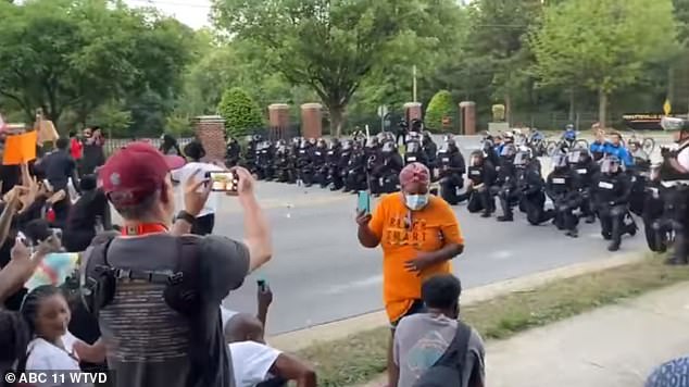 Tense Protest Turns Emotional As 60 North Carolina Police Kneel Before Demonstrators Ya Libnan 