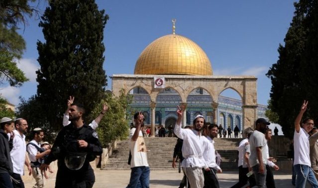Clashes at Al-Aqsa mosque before contested Israeli flag march