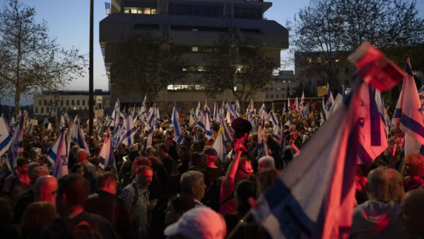 Tens of thousands rally against Netanyahu  in Jerusalem chanting ‘elections now’