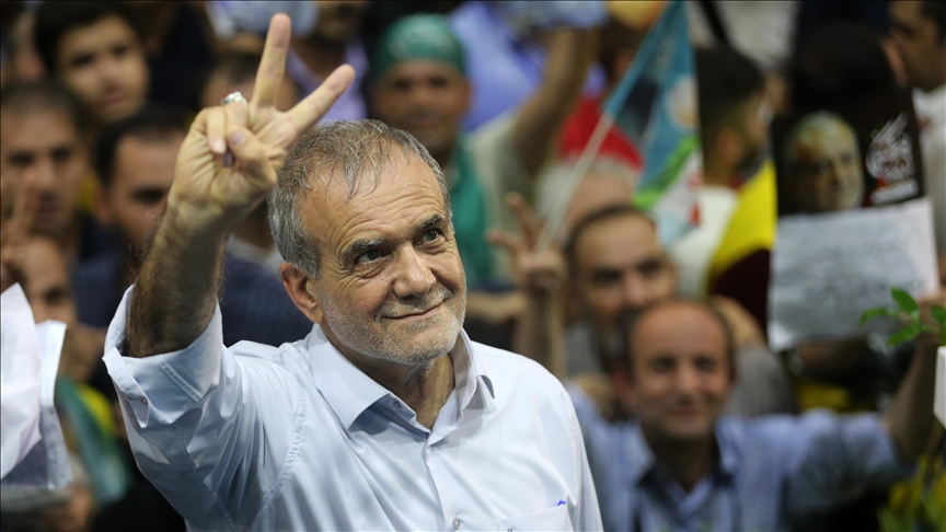 Iran: A moderate leads a tight presidential race, report