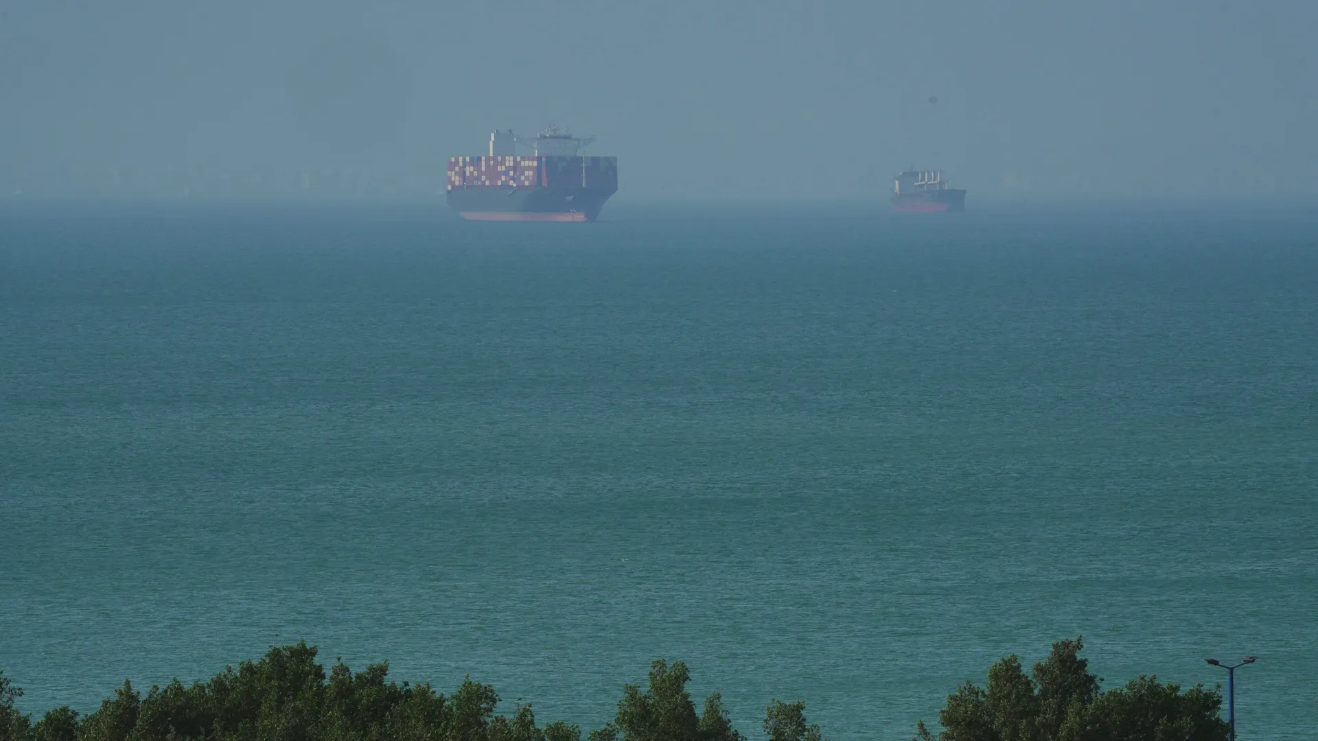 Two U.S. merchant ships cross Strait of Hormuz with US  assistance