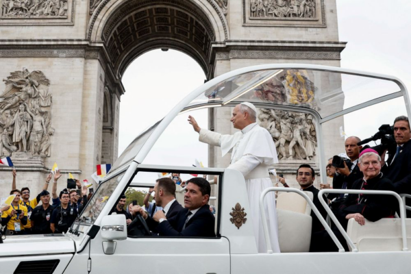 About 800,000 in Paris cheer Pope Leo in largest event of French tour